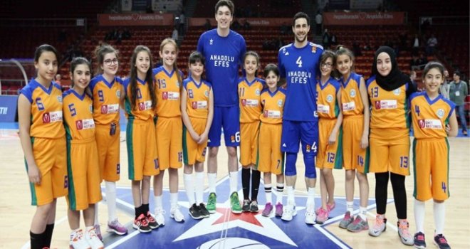 Anadolu Efes, Bilecikli genç kız basketbolcuları ağırladı