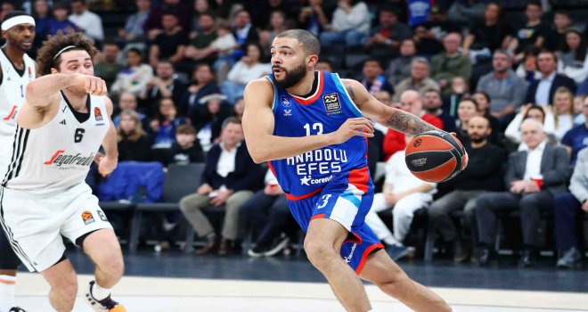 Anadolu Efes, Virtus Bologna'yı farklı geçti
