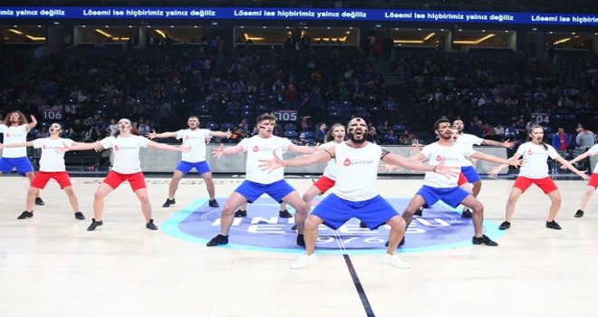 Anadolu Efes'in EuroLeague maçında gerçekleşen Kan Kanseri Mücadele Dansı büyük alkış aldı