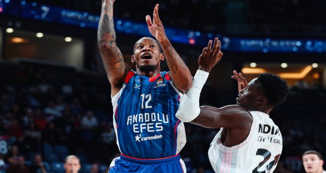 Anadolu Efes'in ilk galibiyeti Asvel'den