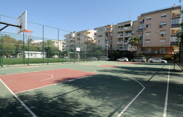 Karşıyaka'da basketbol sahaları yenileniyor...