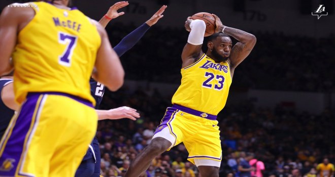 LeBron James, Lakers ile ilk maçına çıktı
