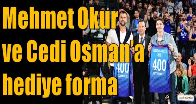 Mehmet Okur ve Cedi Osman'a hediye forma