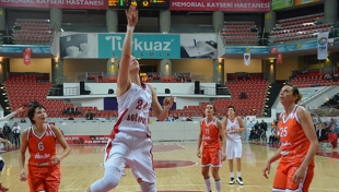 AGÜ galibiyetle bitirdi