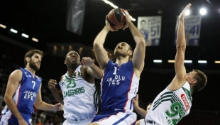 Anadolu Efes ilk yenilgisini Zalgiris'den aldı