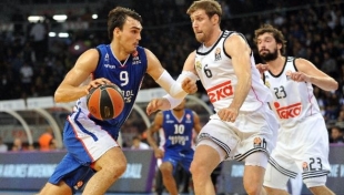 Anadolu Efes liderlik aşkına