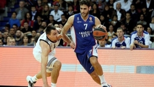 Anadolu Efes, Real Madrid'i devirdi