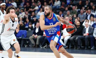 Anadolu Efes, Virtus Bologna'yı farklı geçti