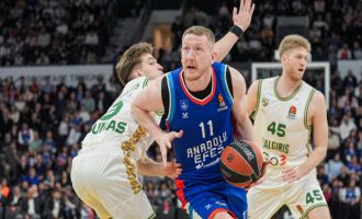Anadolu Efes, Zalgiris'i yendi Play-off'a kaldı