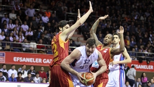 Son yarı finalist Anadolu Efes