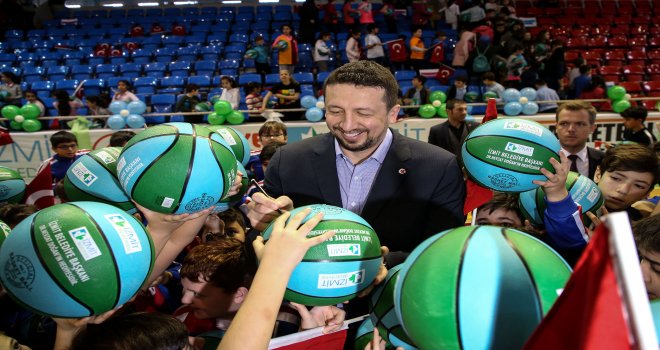 Türkoğlu: İzmit Belediyesi’nin basketbol topu dağıtımı Türkiye’ye bir örnektir
