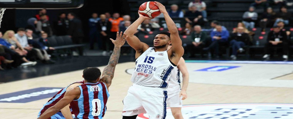 Trabzonspor'un serisini Anadolu Efes sonlandırdı